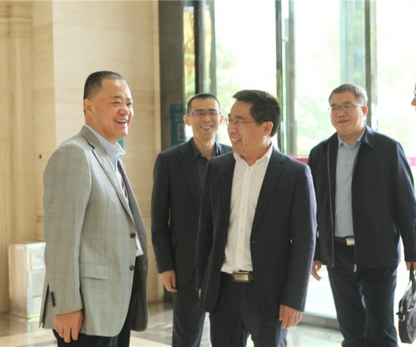 商務(wù)部國(guó)家繭絲綢協(xié)調(diào)辦公室副司長(zhǎng)陳平，河池市委常委、副市長(zhǎng)杜際鵬蒞臨調(diào)研指導(dǎo)